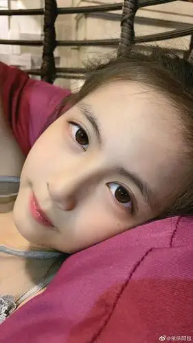 抖音上这个小妹妹好漂亮啊最后一张是她小时候幼稚园的照片