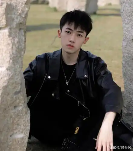 现在的衣服都特别的时尚有风格,走在大街上可以随处看到超有范的男生