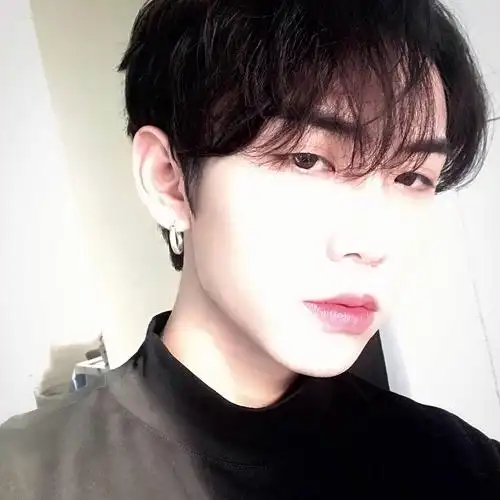 网恋第一步男生氛围感自拍