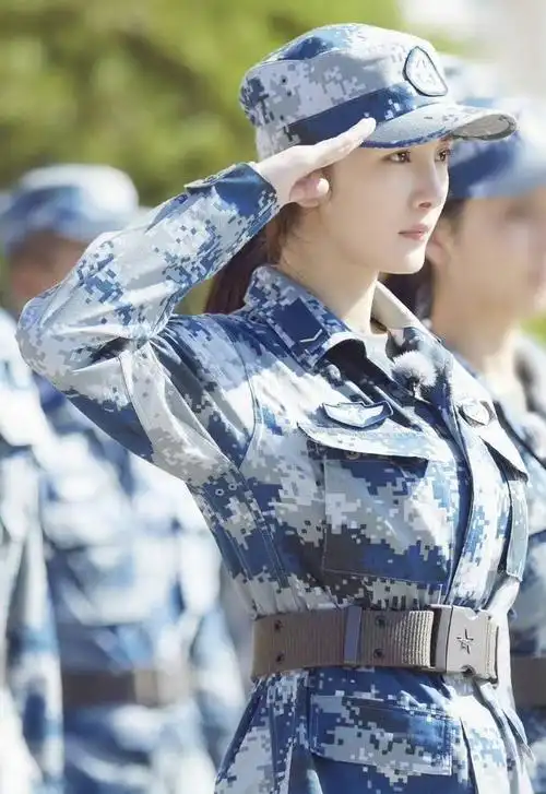 要军训了吧,要像@杨幂一样勇敢,坚强,不能偷懒哟.