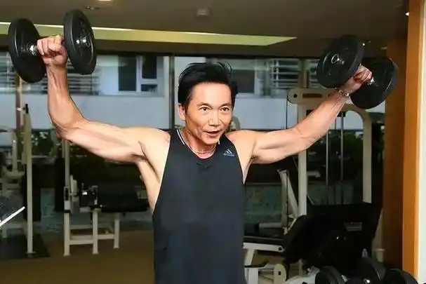 回顾洪金宝:一生收两个徒弟一个是一线巨星,另一个在家躺着数钱