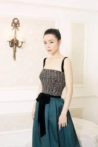 张静初清新亮相品牌首秀 优雅裙装展露无双魅力