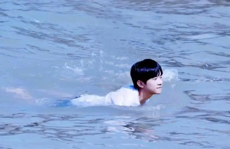 易烊千玺以前是个很阳光的孩子,看起来很小一只,无忧无虑的在水里游泳