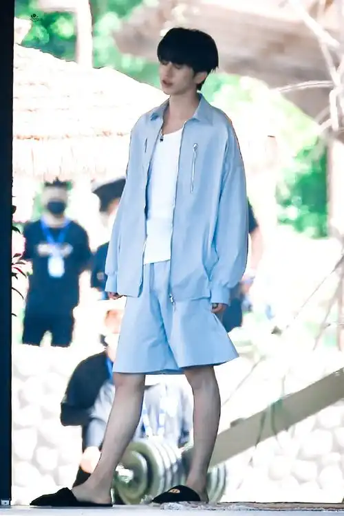 蔡徐坤奔跑吧睡衣造型路透##蔡徐坤家居服造型路透