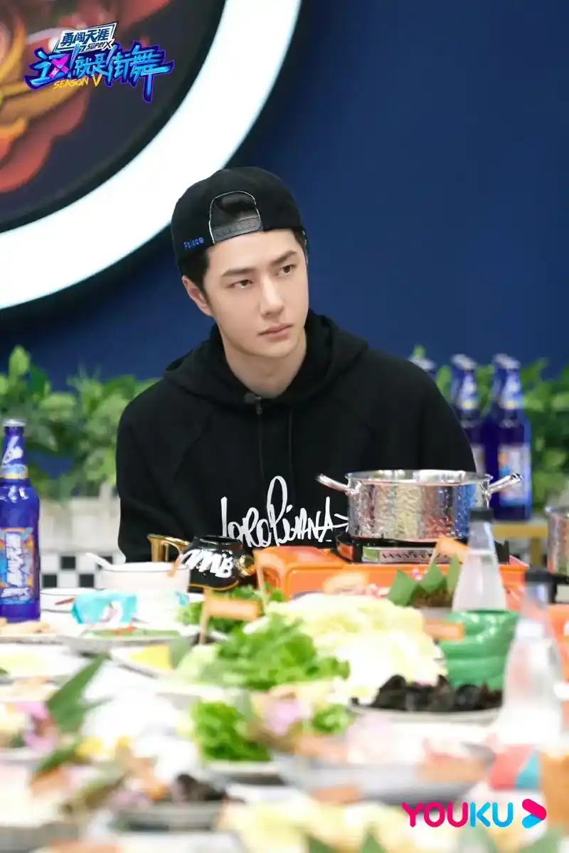 收工了一起火锅吧第八期王一博队长的剧照