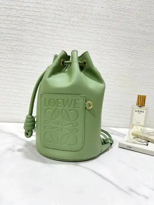 loewe罗意威新出的水桶包确实独特超好看