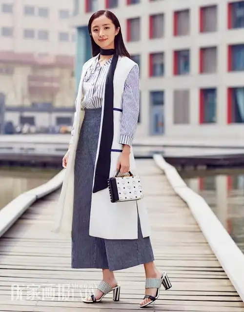 组图:胡冰卿时尚街拍 演绎灵动清丽