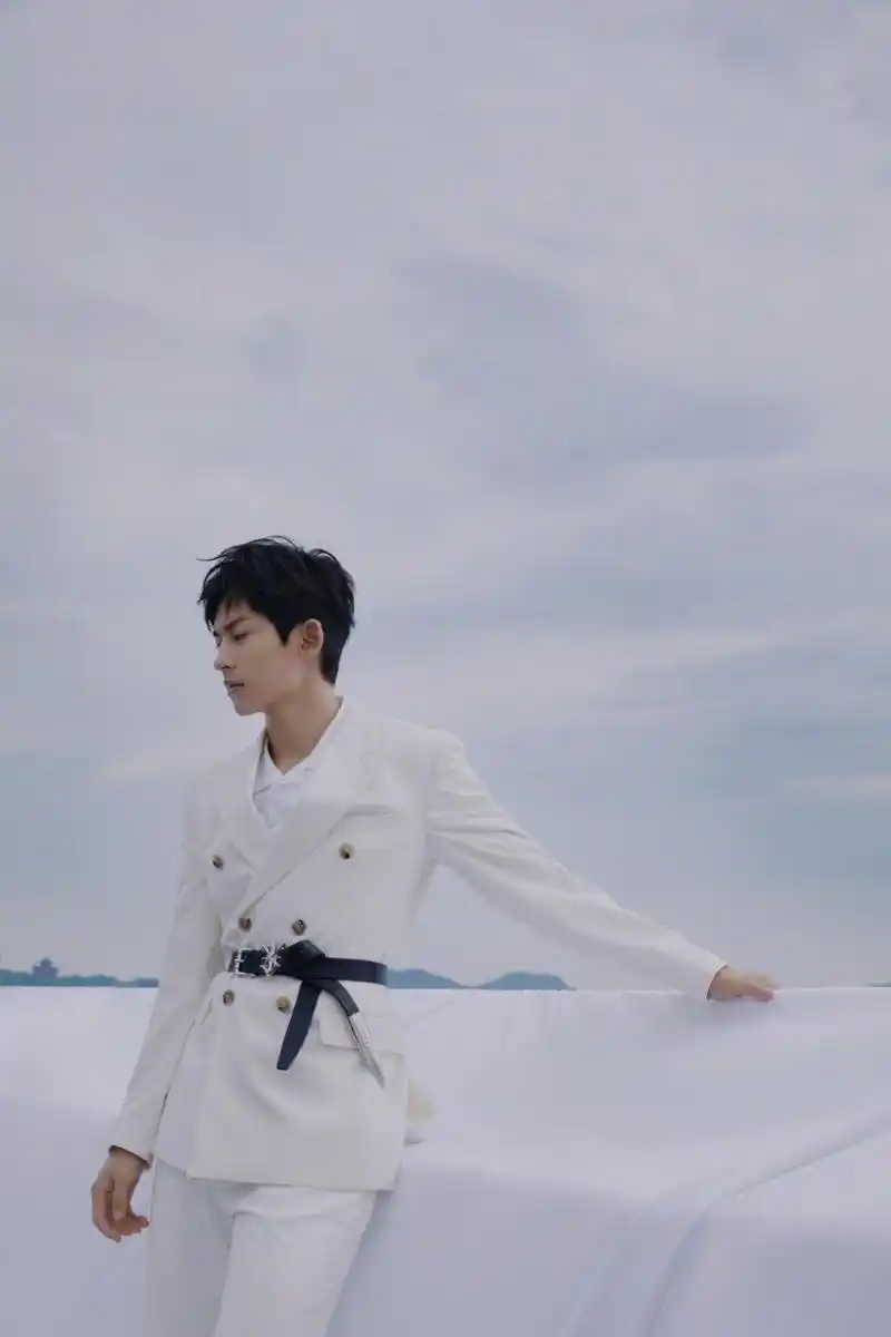 上游时尚|张哲瀚白色西装皮带束腰,行走在现代的白衣骑士