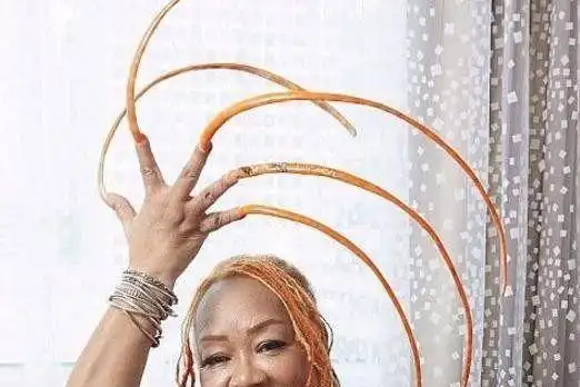 美国一女子拥有世界上最长的指甲,23年不剪,已经长6米!