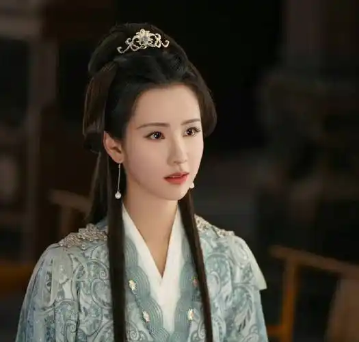 其次是这部剧的剧情,无论是当下许多热门的小短剧,还是已经播出的古装