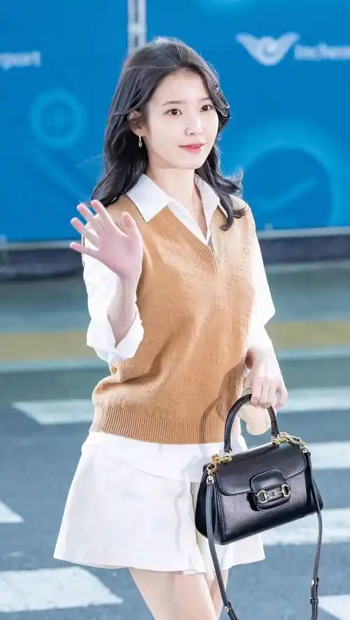 搜狐娱乐讯 5月24日,一组iu在仁川机场前往2022戛纳电影节的机场照