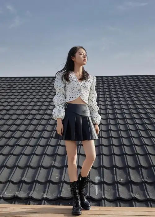 赵今麦的时尚看不明白穿百褶裙挺时髦的站屋顶上想要表达啥