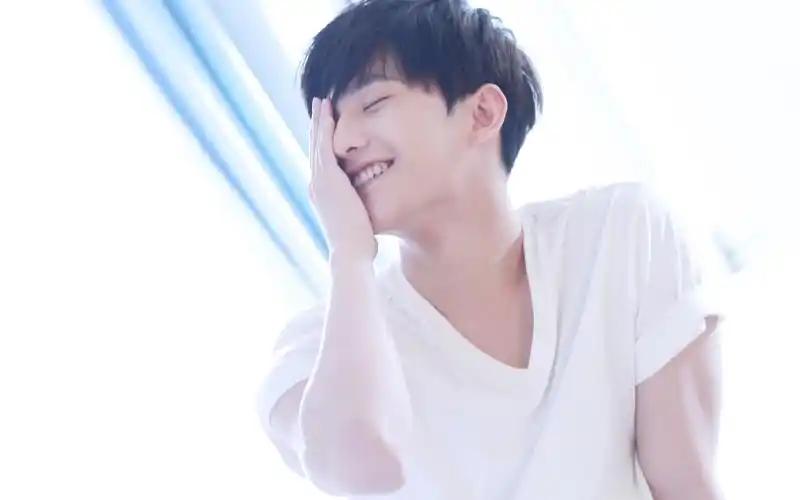 杨洋居家图片桌面壁纸1