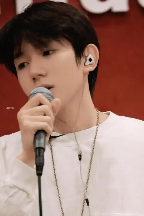 想摸摸那拿话筒的手#王源巡演剧透##王源客厅狂欢巡演