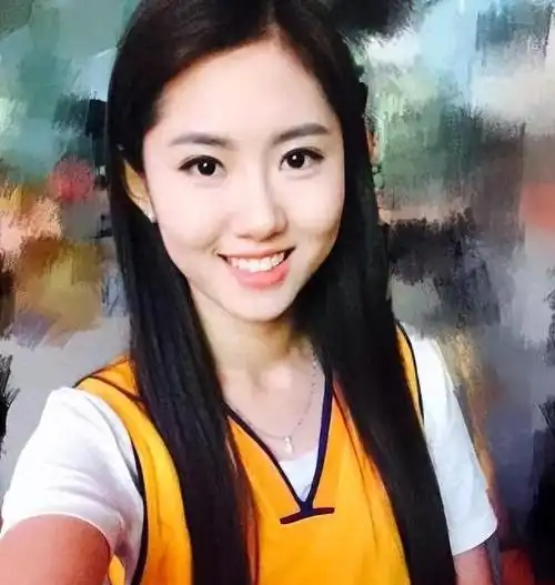 央视远方的家主持人伊拉娜五官精致肤色偏黑有种野性美