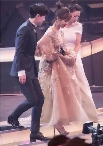 古力娜扎竟比踩25厘米恨天高的秦岚还高凭身高优势成全场焦点