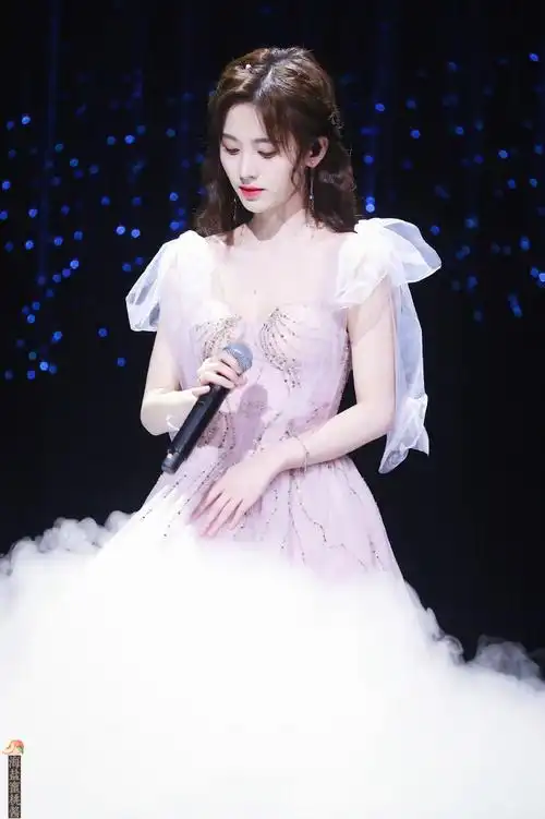 鞠婧祎衣服吊带断了