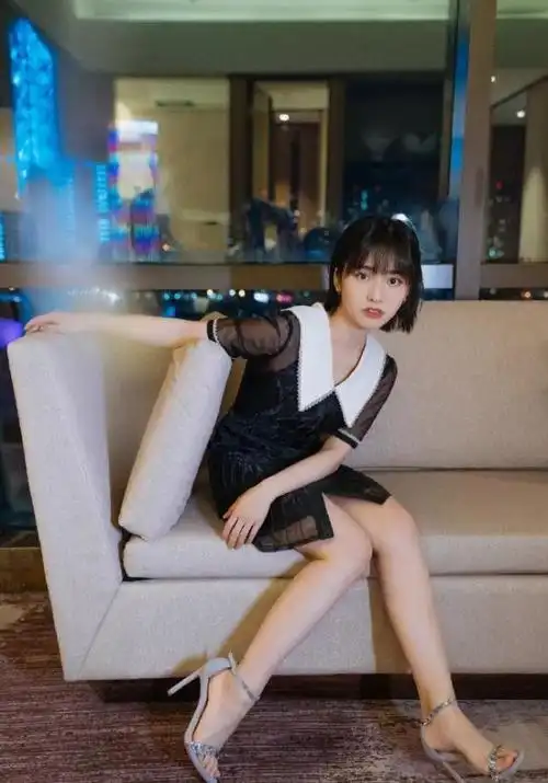 沈月这次的穿搭我爱了,衬衫裙搭配高跟鞋,身高不够衣品来凑