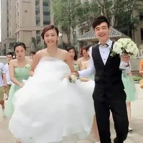 她背着丈夫参加好声音,爆红后称自己是单身,下台就与丈夫办分手_陈冰