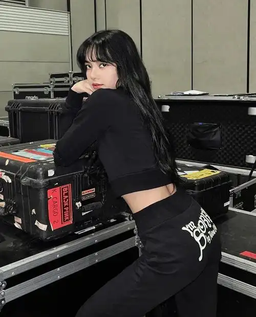 原创lisa身材比例太好了黑色运动套装出镜这腿长谁不羡慕