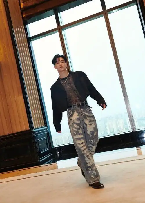 sexy man说这些这全身照谁看不迷糊  @刘宪华henry-lau的身材比例就