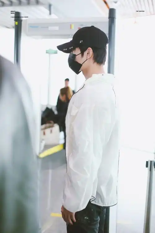 到的嘉世战队队长叶秋大神的机场图口罩也遮不住的帅气#杨洋全职高手