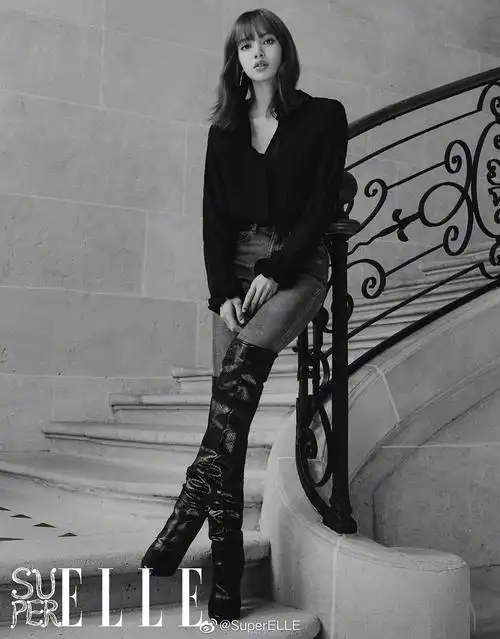 撑起了最考验腿型的紧身牛仔裤和长靴的lisa