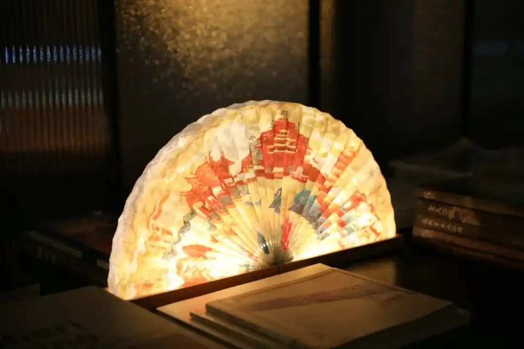 小小扇子灯纤笔勾勒五百年古都太美了