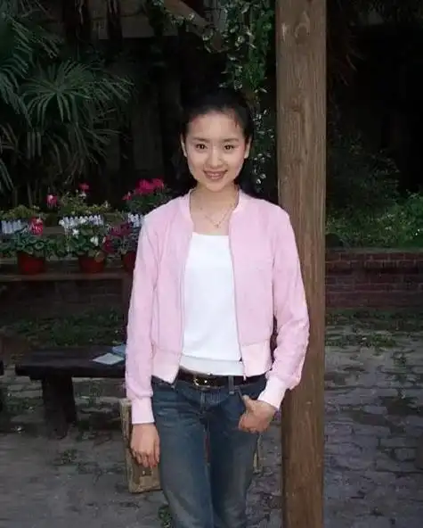 "毒蘑菇"董洁:婚内出轨还恶人先告状,如今用儿子拿捏潘粤明