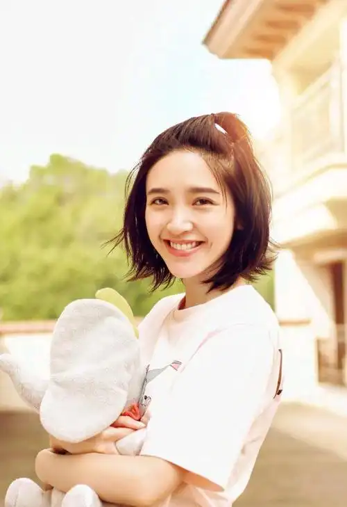 唐艺昕真的很会笑,笑起来太有感染力,哪怕是寒冬腊月也能被她的笑容