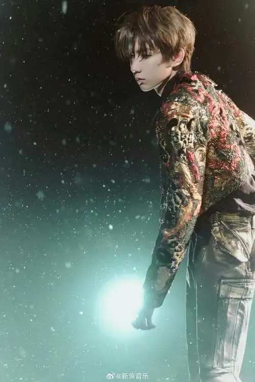 王源第一look##王源烟熏妆乐队造型