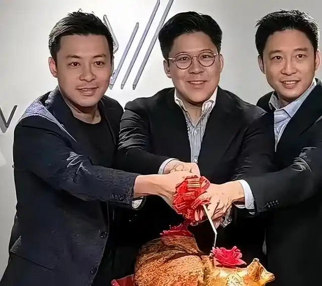 霍启刚霍启山霍启仁三兄弟同框,霍启仁求婚成功后首次出镜