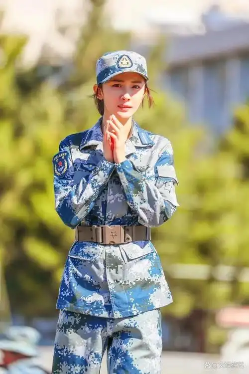 杨幂军装造型路透,又美又飒的关雪角色,网友:幂幂太漂亮了