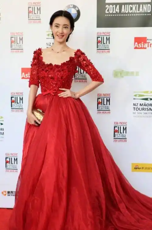 王丽坤又美出新高度,新造型如"红玫瑰"般艳丽,美得想报警!