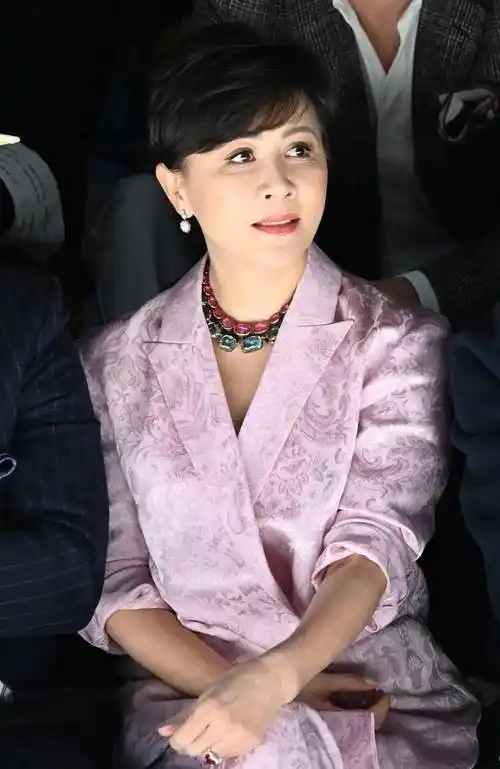 刘嘉玲为老公出镜,身穿精致优雅的穿孔外套,搭配粗金项链,超级高贵