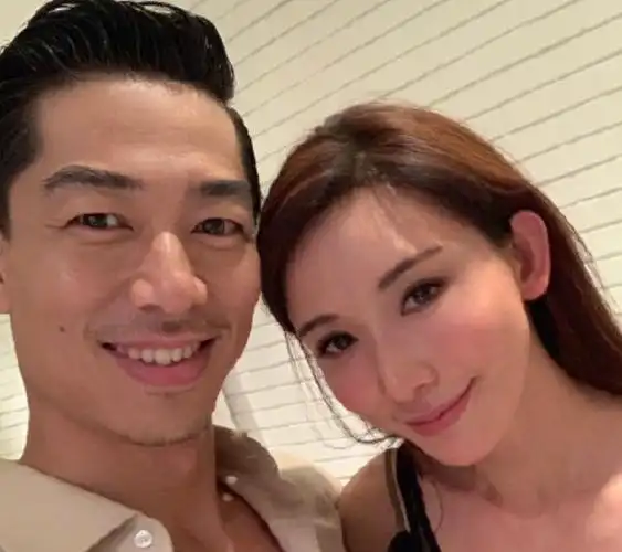 林志玲与老公合体拍片,穿情侣装甜蜜对视