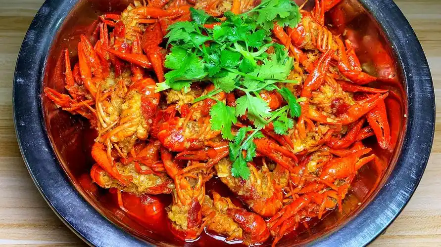 饭店158元一盘的蒜蓉虾,自己在家就能做,香辣爽口,越吃越过瘾