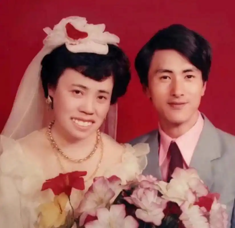 上世纪90年代的两对夫妻的结婚照,这两对夫妻如果新郎新娘互换一下就