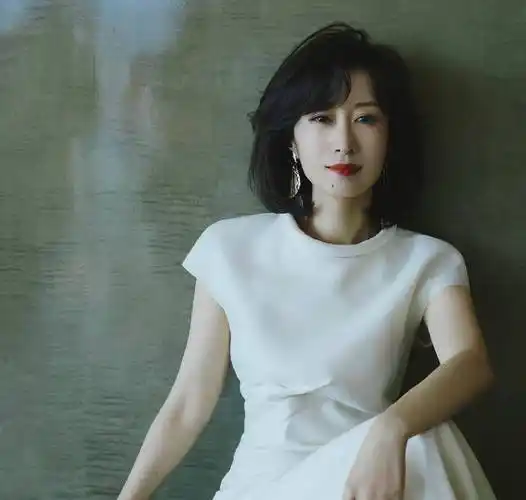 这才是女星最美的样子!44岁刘敏涛出席活动,自信大方吊打小花_年龄段_