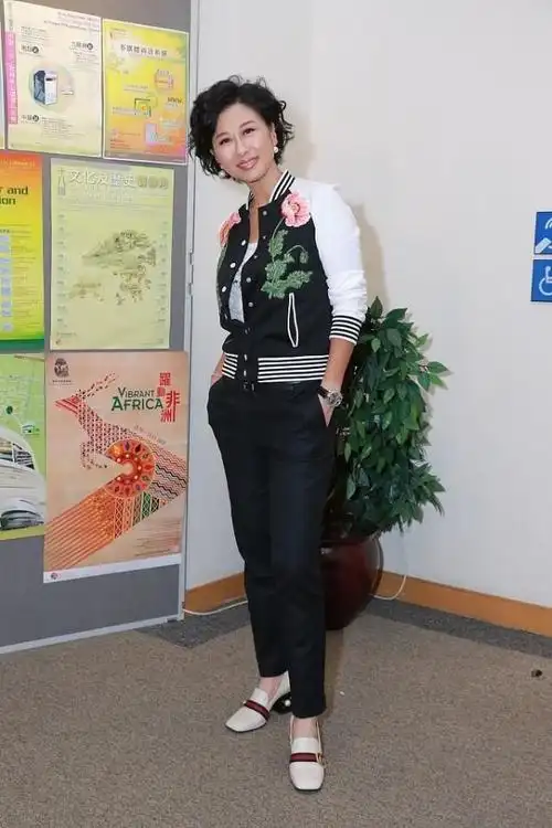 叶倩文60岁了还这么优雅虽然满头白发但一袭红裙太美了