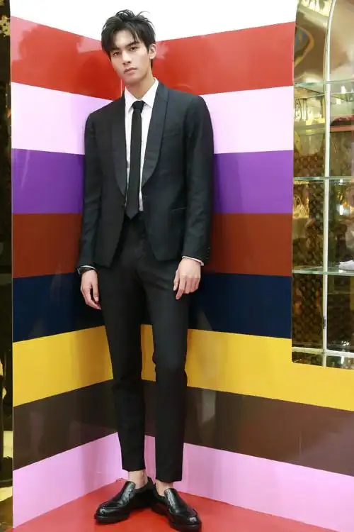 cosmo星光#今日@宋威龙99携手《彼岸花》拍档@林允jelly一同现身某