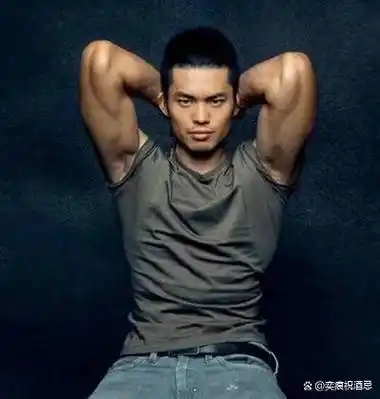 "林丹的白色超短裤大挑战:叉开腿的魅力,谁能抵挡?"_时尚_领域_身材