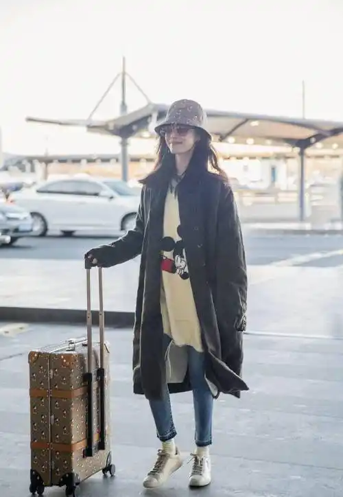 倪妮日常穿搭,穿可爱米老鼠卫衣搭配军绿色风衣外套,减龄又时尚_气质