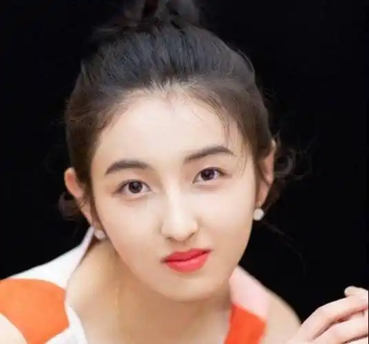 吴磊官宣女友张子枫,爱情太甜,枸杞泡在保温瓶里