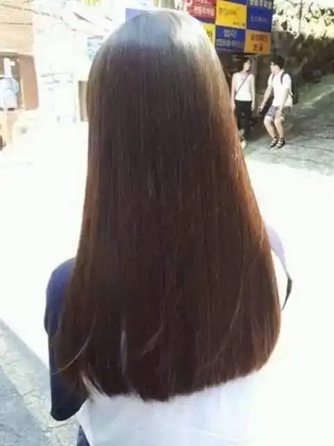 奉上一个背面图,长直发的背面效果柔顺亮点,轻风吹过有几缕发丝飘起