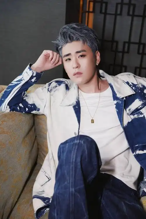 张云雷灰发造型惊喜亮相国潮音乐节 绿海乐队与青柠绿海梦幻联动