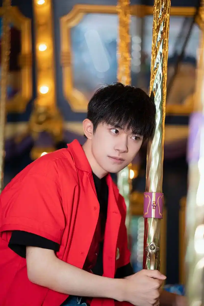 大家好 跟大家分享一下我们优秀的易烊千玺  第一.他把人际关系整理得