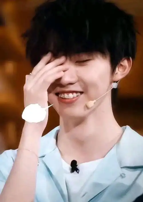 马嘉祺笑不露齿的真实原因!戴牙套想笑不敢笑,太难受了