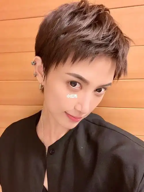 狗啃式刘海 灵动 俏皮 减龄效果满满喜欢短发的可以尝试#圆脸发型推荐