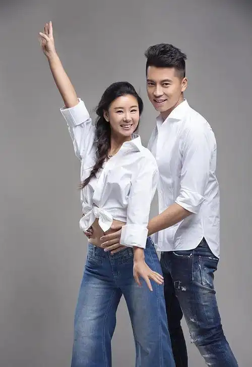 王雷为了给老婆一个惊喜,送上了一束超大的玫瑰花,还精心布置了家里的